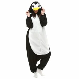 Persona usando un pijama entero de pingüino con capucha.