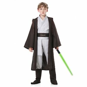 Niño con disfraz completo de Jedi, incluyendo capa marrón y espada láser verde.