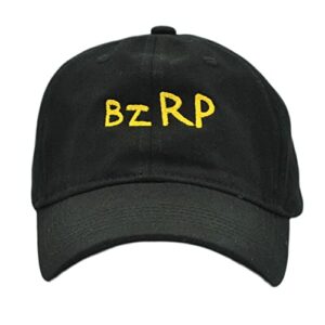 Gorra negra ajustable bordada con las letras "BzRP" en amarillo.