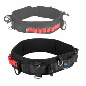 Cinturón negro multifuncional con correas rojas y ganchos metálicos para cámaras y accesorios.