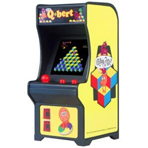 Llavero miniatura arcade Qbert de colores vivos por Super Impulse.