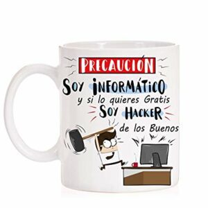 Taza blanca con un diseño divertido donde se lee "Precaución: Soy Informático pero si lo quieres gratis soy Hacker de los Buenos".