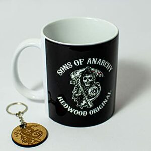 Taza negra y llavero redondo con logo de Sons of Anarchy.