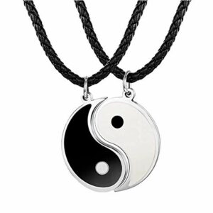 Colgante Yin Yang de acero inoxidable en collar de cuero negro.