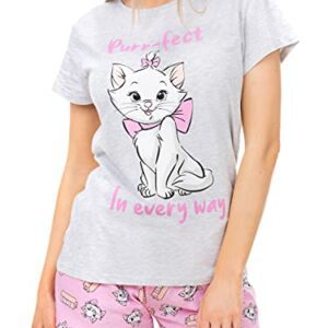 Mujer con pijama gris de los Aristogatos y shorts rosados con estampado de gatos.