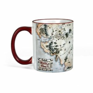 Taza de cerámica decorada con un mapa detallado de la Tierra Media de la trilogía de "El Señor de los Anillos".