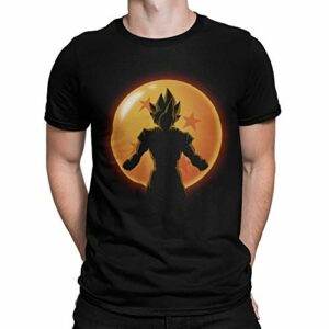 Camiseta negra con silueta de héroe Super Saiyan frente a una esfera del dragón.