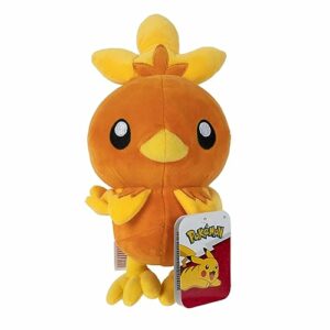 Peluche de Torchic de 20 cm color naranja con detalles amarillos y etiqueta de Pokémon.