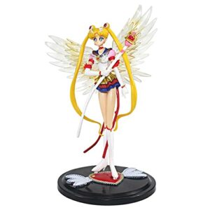 Figura de Sailor Moon con alas y báculo en una base negra.