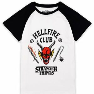 Camiseta raglán blanca con mangas negras y diseño Hellfire Club de Stranger Things.