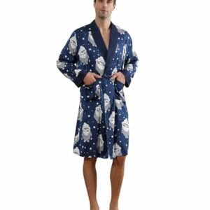 Hombre con bata kimono azul con estampado de búhos blancos de Westkun.