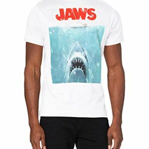 Camiseta blanca con imagen del póster de la película Jaws y logo rojo.