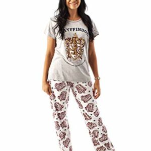 Mujer con pijama de Gryffindor de Harry Potter: camiseta gris y pantalones con estampado.