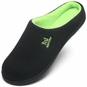 Zapatillas negras de estar por casa para hombre con interior verde.