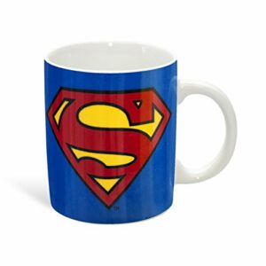 Taza de café azul con el logo rojo y amarillo de Superman.