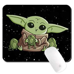 Alfombrilla de ratón con dibujo de Baby Yoda sosteniendo ranas sobre fondo estrellado.