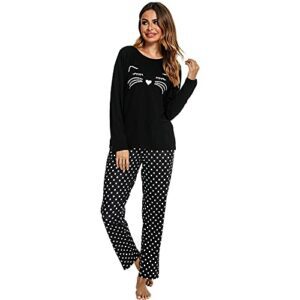 Pijama de mujer con camiseta de gato y pantalones de lunares blancos.