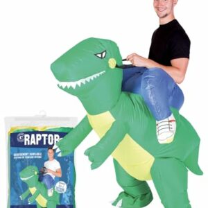 Hombre usando un disfraz inflable de dinosaurio raptor verde.