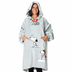 Mujer vistiendo una sudadera manta gris Kanguru con capucha y diseño de Snoopy.