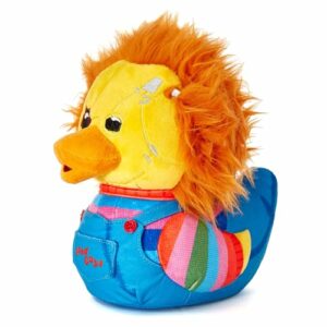 Peluche de pato de goma con apariencia de Chucky, con cabello naranja y disfraz clásico.