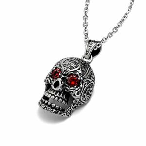 Collar de esqueleto gótico con colgante de calavera de plata y ojos de cristal rojos.