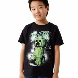 Niño con camiseta negra de Minecraft y diseño de Creeper verde.