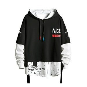 Sudadera negra con capucha y diseño hip hop, combinada con detalles blancos y letras en el pecho.