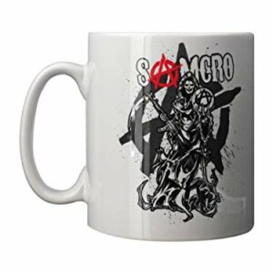 Taza blanca ilustrada con una figura de la muerte armada y el logo de Sons of Anarchy.