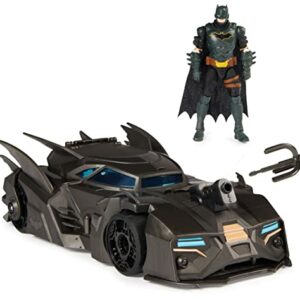 Batmóvil negro con figura de Batman y accesorios de superhéroes y supervillanos.