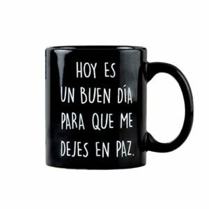 Taza negra con el texto "HOY ES UN BUEN DÍA PARA QUE ME DEJES EN PAZ".