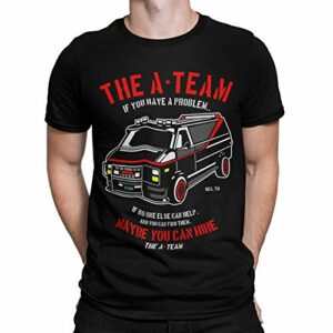 Camiseta negra con una imagen de la furgoneta del Equipo A y texto en rojo.