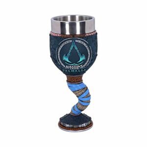 Copa de resina con diseño temático de Assassin's Creed Valhalla y detalles vikingos.