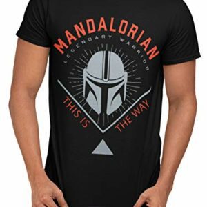 Camiseta negra de hombre con diseño de The Mandalorian y texto "This is The Way".