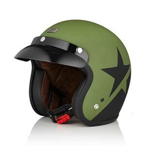 Casco de motocicleta jet verde con visera y estrella negra en el lateral.