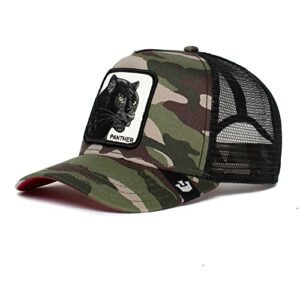 Gorra camuflada con malla y parche de pantera en el frente.