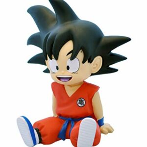 Figura de Goku sentado en posición relajada, con traje rojo y expresión alegre.