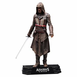 Figura detallada de Aguilar, personaje de la película Assassin's Creed, con dos espadas.