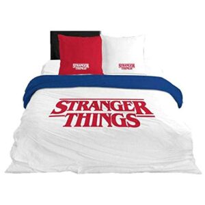 Colcha de cama blanca de Stranger Things con logo rojo y cojines a juego.