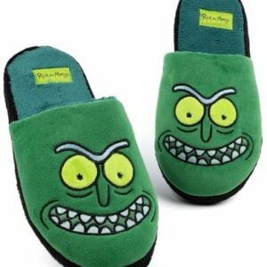 Pantuflas verdes de Pickle Rick con diseño de Rick y Morty.