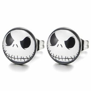 Pendientes de cúpula con diseño de calavera de Jack Skellington, en blanco y negro.