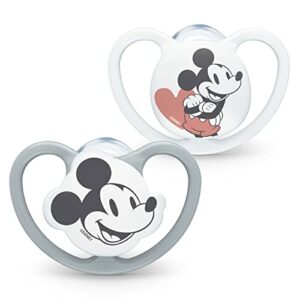 Dos chupetes NUK Disney Space de Mickey Mouse en gris y blanco.