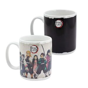 Taza de café Paladone Demon Slayer con imagen del equipo, cambia de color con el calor.