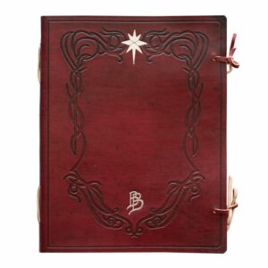 Cuaderno de cuero rojo con detalles dorados y cierre de cordón, inspirado en El Señor de los Anillos.