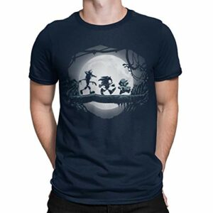 Camiseta azul marino con diseño de personajes corriendo en una rama frente a la luna.