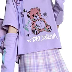 Sudadera morada con dibujo de oso y falda a cuadros lilas.