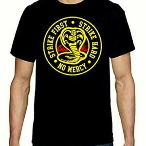 Camiseta negra unisex con logo de Cobra Kai y lema "Strike First, Strike Hard, No Mercy".