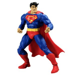 Figura articulada de Superman con traje clásico azul y capa roja.