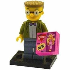 Figura LEGO de un personaje de Los Simpsons con caja de muñeca Stacy Malibu.