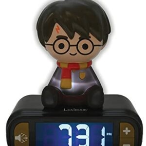 Reloj despertador negro con figura de Harry Potter encima.