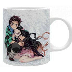 Taza de ABYSTYLE con Tanjiro y Nezuko de Demon Slayer abrazados.